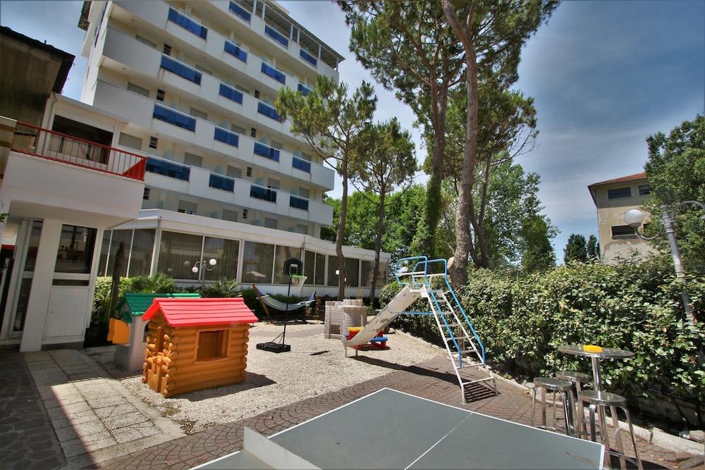 Hotel De Amicis Riccione Exterior foto